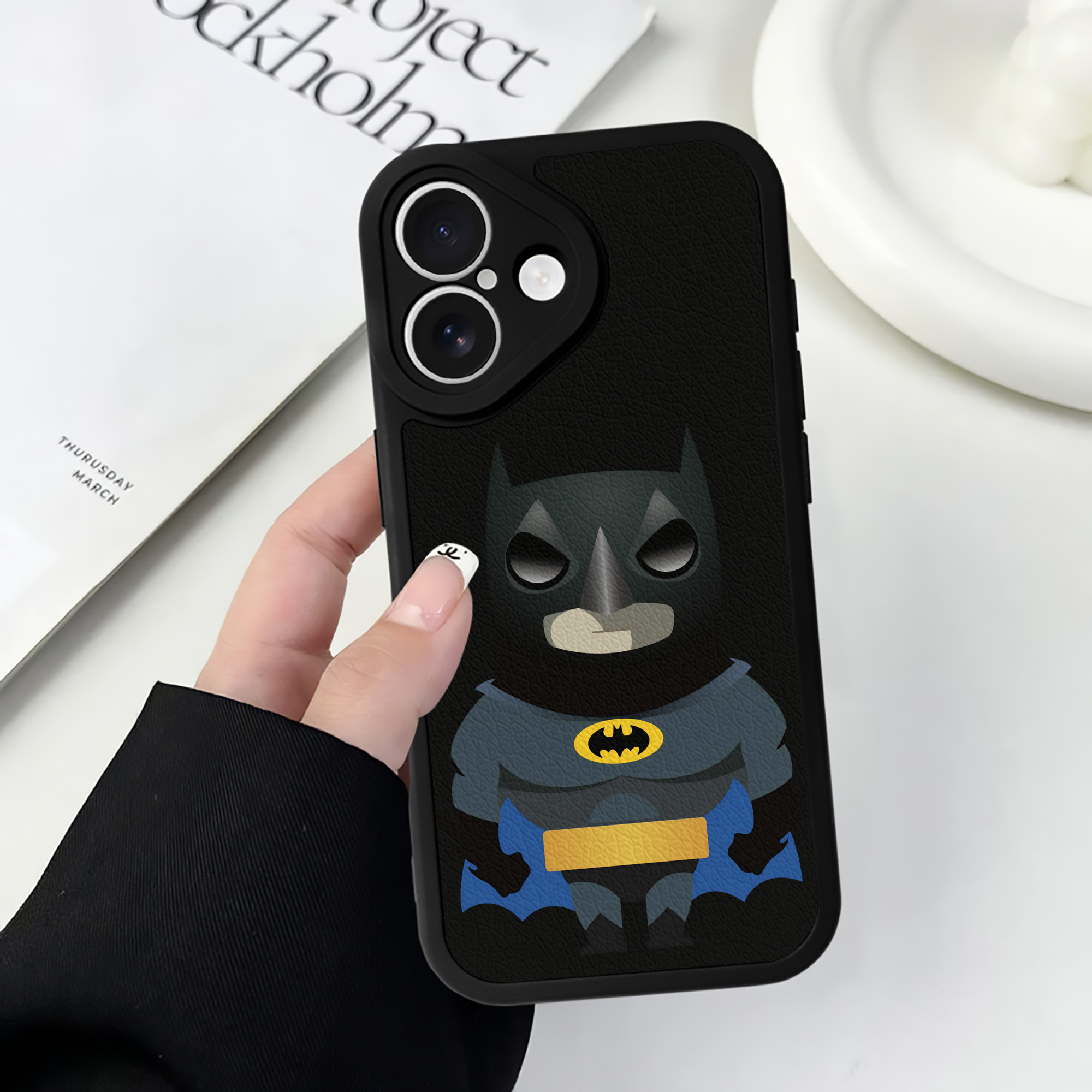 （画像用） アベンジャーズ The Avengers 【iPhone 16シリーズ対応】シリコンスマホケース（レザー調） 材質：シリコン